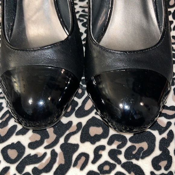 Monet Heels Patent Leather Toe/Heel -Leather Upper Gold Signature Detail Size 8 - Picture 7 of 8